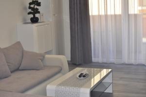 A seating area at gyorapartman-TOP