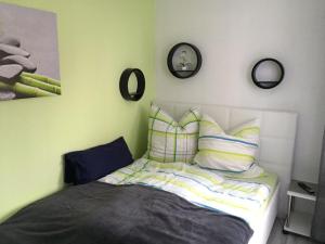 ein Schlafzimmer mit einem Bett und zwei Spiegeln an der Wand in der Unterkunft Hahnenklee Ferienpark 6-244 in Goslar