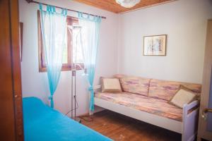 Pokój z ławką i oknem w obiekcie Estate Irene w Aleksandropolis