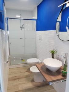 e bagno con servizi igienici, lavandino e doccia. di GH Rooms Catania a Catania