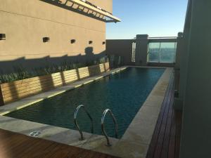 ein Swimmingpool an der Seite eines Gebäudes in der Unterkunft Palermo viejo in Buenos Aires