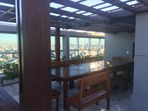 ein Esszimmer mit einem Tisch und Stadtblick in der Unterkunft Palermo viejo in Buenos Aires