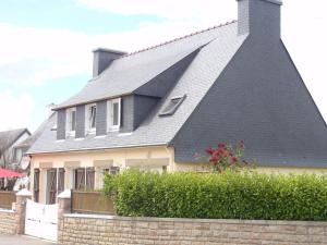 una casa con techo de gambrel en 20 Résidence de Kerlosquen en Fouesnant