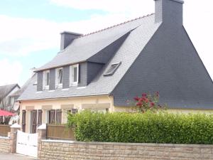 a house with a gambrel roof at 20 Résidence de Kerlosquen in Fouesnant