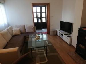 een woonkamer met een bank en een salontafel bij family apartman luka in Rovinj
