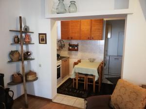een keuken met een tafel en een kleine keuken met een tafel en stoelen bij family apartman luka in Rovinj