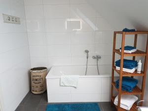 Bilik mandi di Appartment Rheinaue +11 gambar