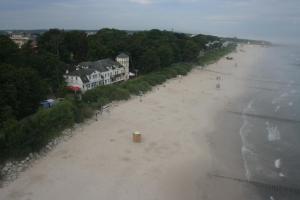 an aerial view of a beach with houses and condos at Zajazd Dajana in Ustka