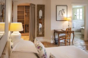 Un pat sau paturi într-o cameră la Hôtel & Restaurant Alain Llorca