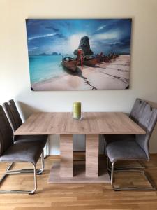 卡羅維發利的住宿－Triplex Residence, Lux-appartment in the central part，一张带椅子的木桌和墙上的照片
