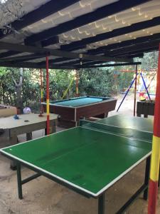 una mesa de ping pong sentada bajo un pabellón con en Villa Hrisavgi, en Nikiti