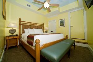 Кровать или кровати в номере DeSoto Beach Gardens