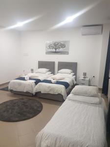 Marko Airport Rooms tesisinde bir odada yatak veya yataklar