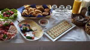 - une table avec des assiettes de nourriture et un bol de pain dans l'établissement Pension Zentrum Riesa, à Riesa
