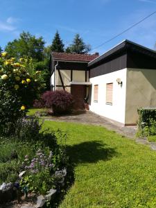 a house with a garage and a yard with flowers at Ferienhaus am Park in Diez