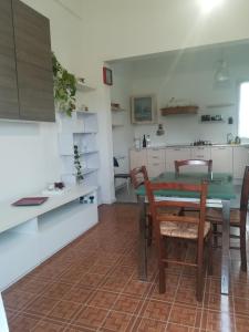 uma cozinha e sala de jantar com mesa e cadeiras em Casa Melissa em Savio di Ravenna
