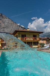 uma piscina com água azul em frente a uma casa em Agritur Ai Masi em Pergolese