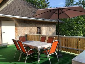 Patio lub wspólna przestrzeń na świeżym powietrzu w obiekcie Ferienwohnung Klampfermühle