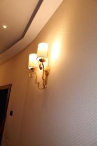 ein Paar Lichter an der Wand eines Zimmers in der Unterkunft Domus Maggiore in Rom