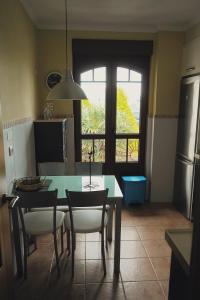 una cucina con tavolo, sedie e finestra di EDIFICIO CINE MON a Burela de Cabo