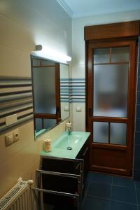 bagno con lavandino e specchio di EDIFICIO CINE MON a Burela de Cabo