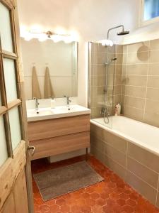 Ένα μπάνιο στο la bonbonniere - Townhouse Saint-Saturnin-lès-Apt +15 φωτογραφίες