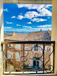 een uitzicht vanuit een raam van een gebouw bij la bonbonniere - Townhouse Saint-Saturnin-lès-Apt in Saint-Saturnin-dʼApt