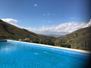uma piscina com vista para uma montanha em Cortijo El Rancho em Albánchez