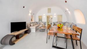 salon ze stołem i kanapą w obiekcie Antrum Cave Villa w Imerovíglion