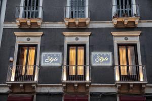 un edificio con balconi sul lato di ETNEA STYLE CATANIA LUXURY ROOMS a Catania