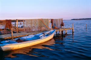 un barco sentado junto a un muelle en el agua en Franceschini en Ghisonaccia