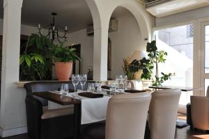 Reštaurácia alebo iné gastronomické zariadenie v ubytovaní Franceschini