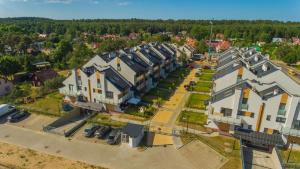 una vista aérea de un barrio residencial con casas en Apartament Klaudynka, en Jantar