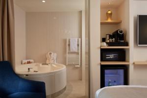 Телевизор и/или развлекательный центр в Villa Duflot Hôtel & Spa Perpignan