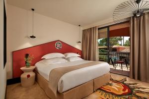 Llit o llits en una habitació de Villa Duflot Hôtel & Spa Perpignan