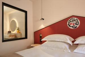 Кровать или кровати в номере Villa Duflot Hôtel & Spa Perpignan