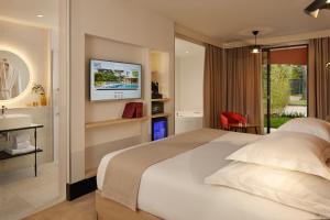 Кровать или кровати в номере Villa Duflot Hôtel & Spa Perpignan