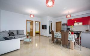 ein Wohnzimmer mit einem Sofa und einem Tisch sowie eine Küche in der Unterkunft Apartman Summer Breeze in Marčana