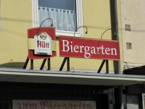un panneau au-dessus d'un bâtiment avec un panneau bergner dans l'établissement Zwehrener Hof, à Cassel