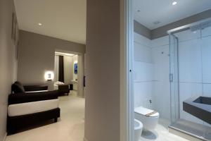 ETNEA STYLE CATANIA LUXURY ROOMS的一间浴室