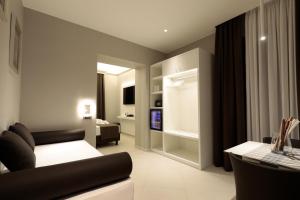ETNEA STYLE CATANIA LUXURY ROOMS的电视和/或娱乐中心