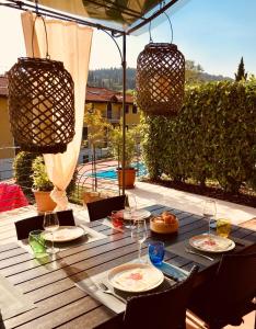 einen Tisch mit Teller mit Speisen und Weingläsern in der Unterkunft Appartamento di Felice in Castion Veronese