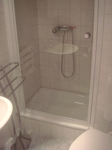 uma casa de banho com um chuveiro e uma banheira em Ferienwohnung Rutenberg em Bremerhaven