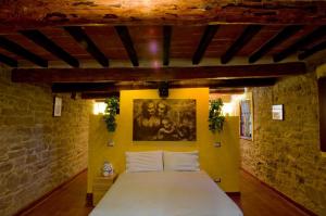 1 dormitorio con 1 cama grande en una pared de ladrillo en Prà de Mandè, en Viano