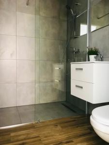 Kúpeľňa v ubytovaní Karwia Pokoje & Apartamenty + 37 fotografií