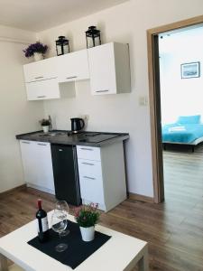 Kuchyňa alebo kuchynka v ubytovaní Karwia Pokoje & Apartamenty