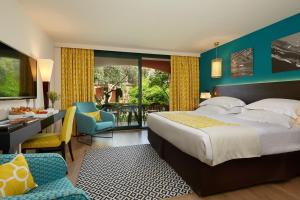 Кровать или кровати в номере Villa Duflot Hôtel & Spa Perpignan