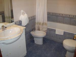 a bathroom with a sink and a toilet at Hotel Los Hermanos in Ocaña