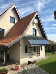 une maison dotée d'un toit avec un panneau solaire dans l'établissement Ferienwohnung "Grünes Tor" bei Dresden, à Dohna