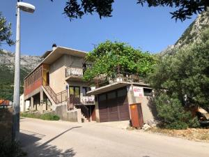 un edificio al lado de una carretera en 4 Sisters Apartments, en Gradac